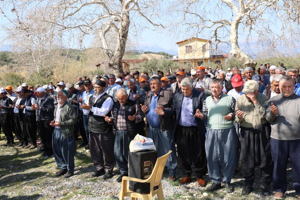 Karaisalı’da kuraklık endişesi! Köylüler yağmur duasına çıktı