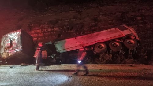 Karaisalı’da TIR şarampole devrildi! Şoför yaralandı eşi öldü…
