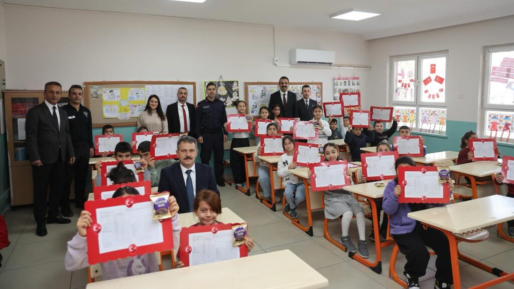 Kaymakam Bozoğlan, küçüklerin karne heyecanına ortak oldu