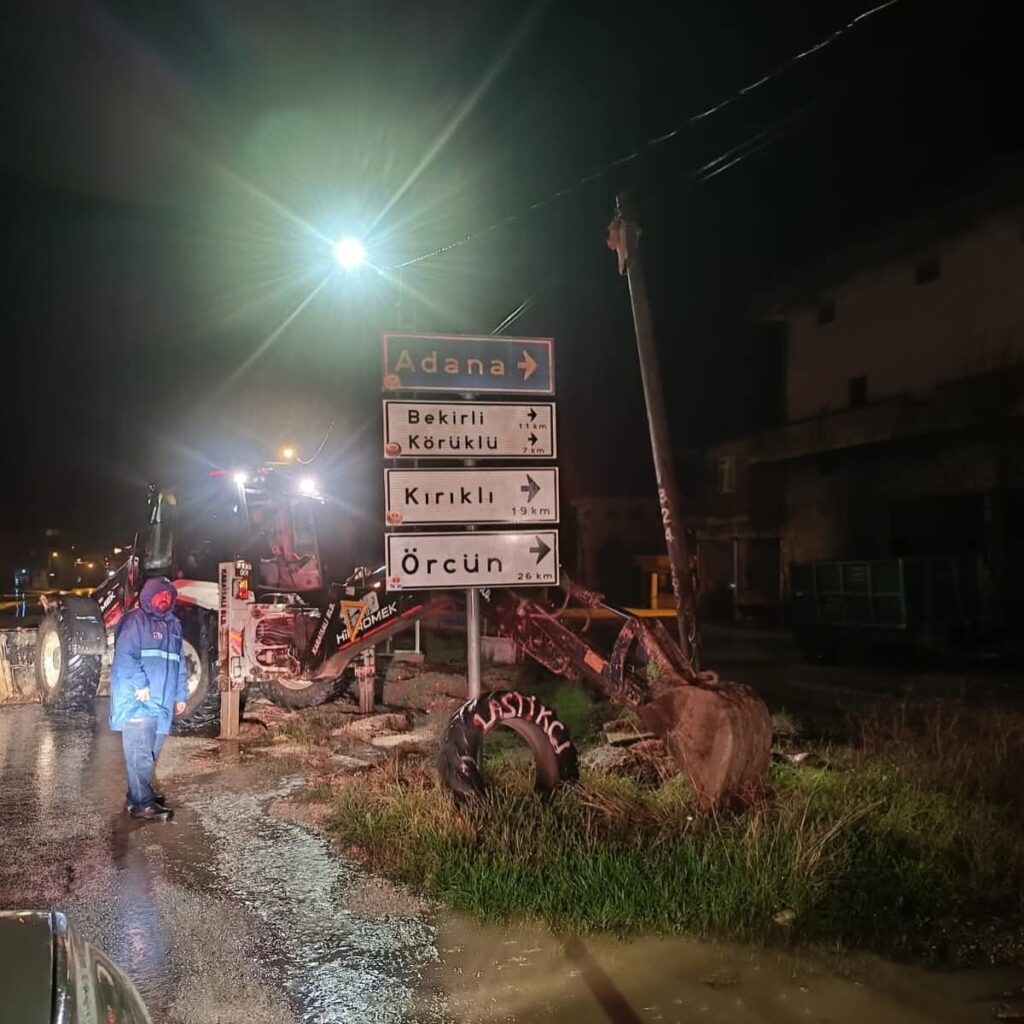 Sağnak Karaisalıyı Vurdu Belediye Anında Müdahale Etti