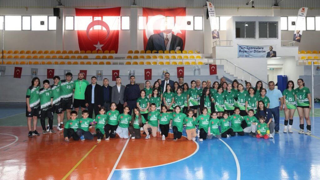 Karaisalı’da Genç Sporculara Büyük Destek: Formalar Dağıtıldı!