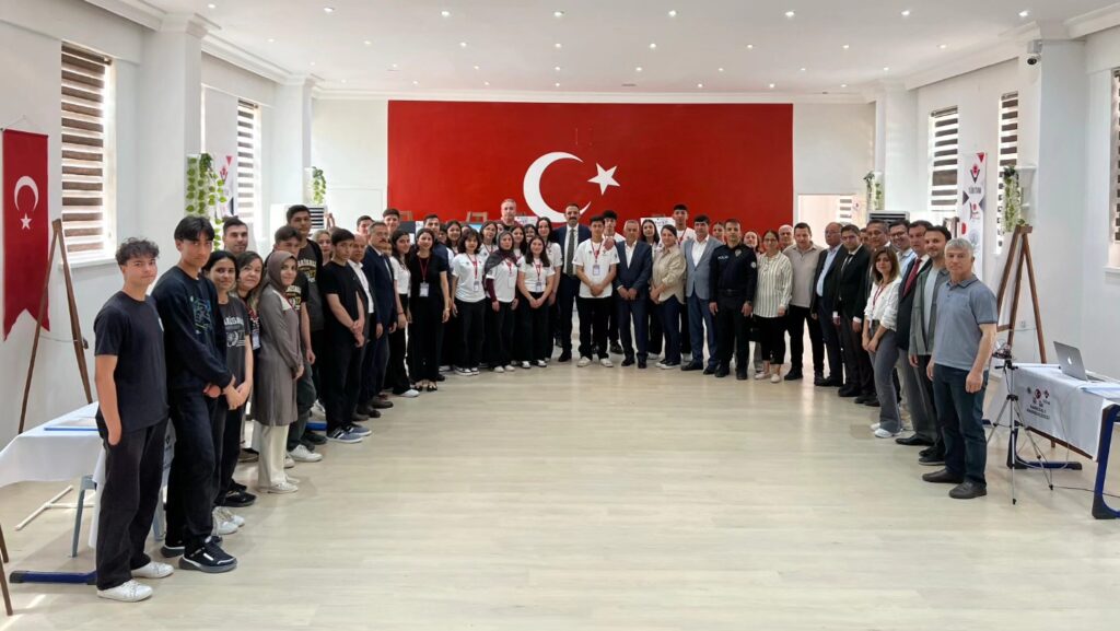 Karaisalı’da Genç Mucitler Sahne Aldı: TÜBİTAK 4006 Bilim Fuarı Açıldı