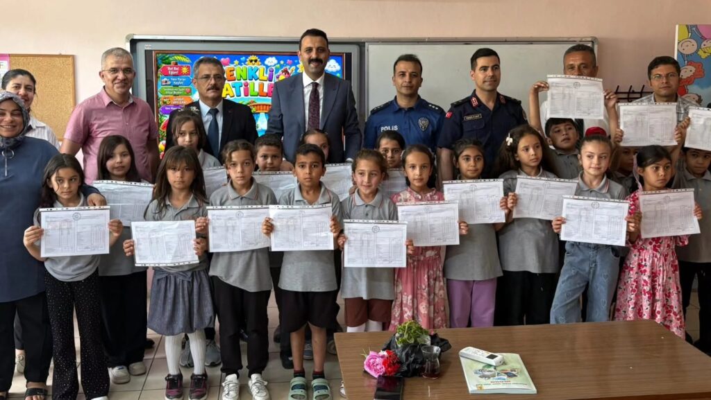 Karaisalı’da Karne Sevinci: Kaymakam Bozoğlan Öğrencilerin Heyecanına Ortak Oldu